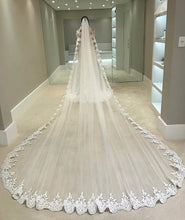 Load image into Gallery viewer, White Ivory 4 Meters Long Full Edge Lace Wedding Veil One Layer Tulle Bridal Veil with Comb Wedding Accessories Veu Velo Noiva